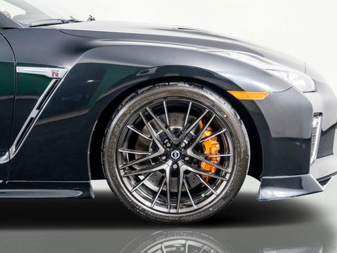 Used 2021 Nissan GT-R Premium image 6