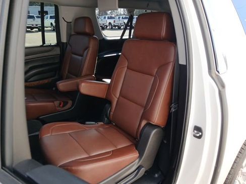 Used 2019 Chevrolet Suburban Premier w/ Premier Plus Edition RWD image 26