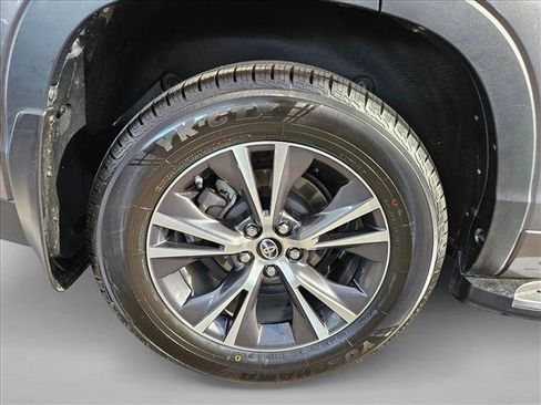 Used 2018 Toyota Highlander LE FWD image 17