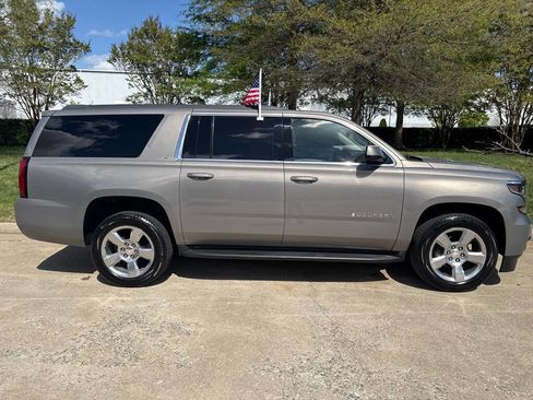 Used 2019 Chevrolet Suburban LT image 2