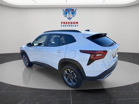 Used 2025 Chevrolet Trax LT w/ LT Convenience Package image 4