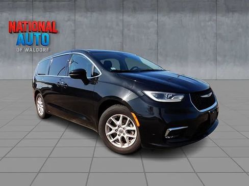 Used 2023 Chrysler Pacifica Touring-L FWD image 1