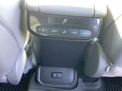 Used 2021 Toyota Highlander XLE AWD/4WD image 17
