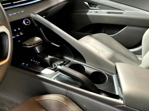 Used 2024 Hyundai Elantra SEL image 18