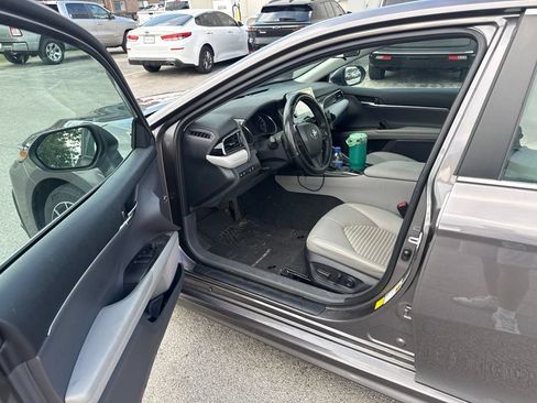 Used 2022 Toyota Camry SE FWD image 5