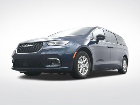 Used 2025 Chrysler Pacifica Select image 30