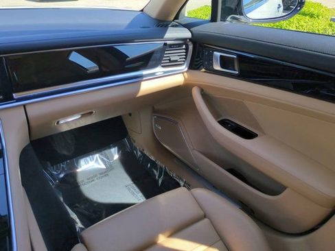 Used 2022 Porsche Panamera image 16