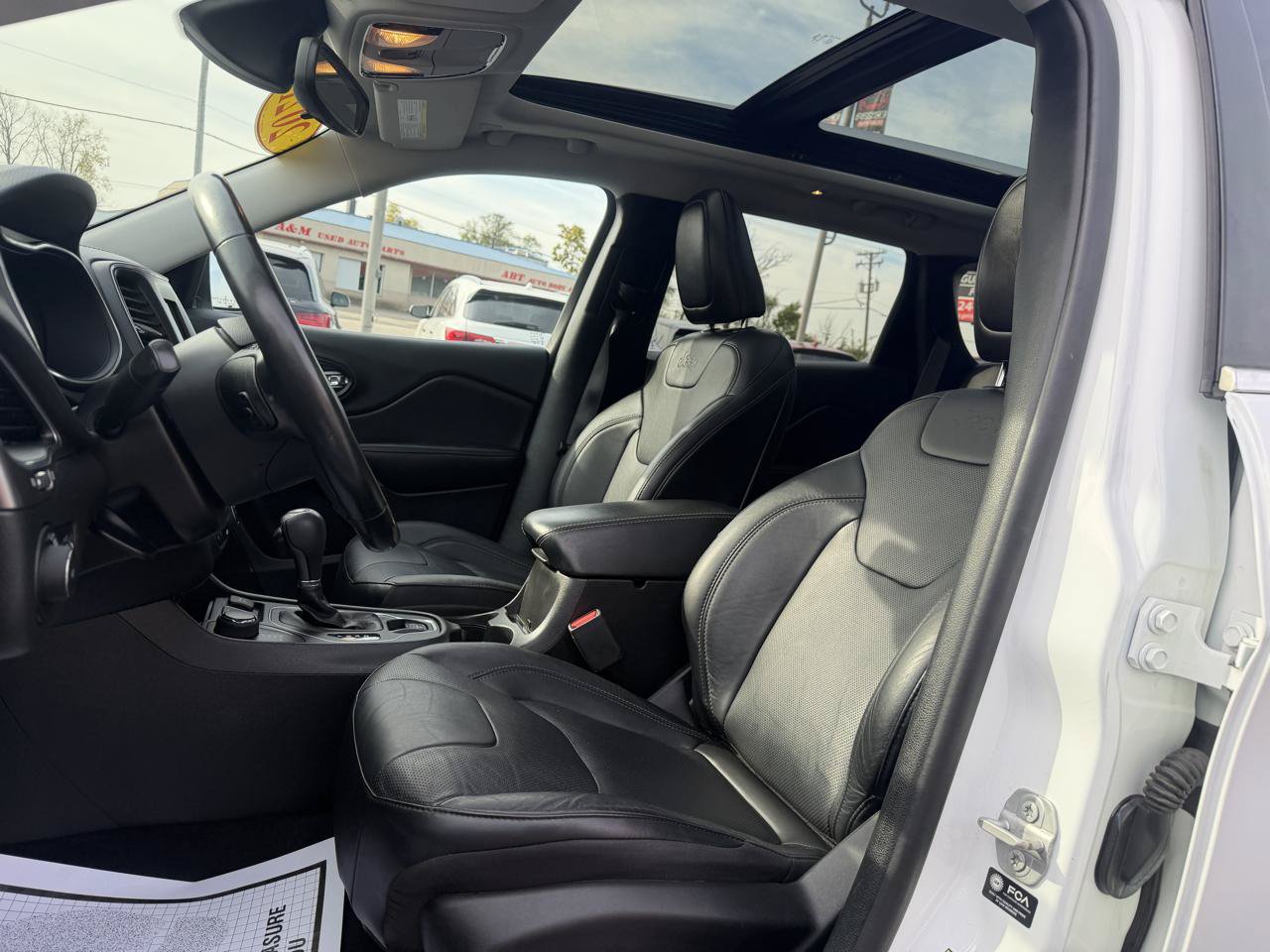 Used 2021 Jeep Cherokee Latitude Lux w/ Sun & Sound Group AWD/4WD image 9