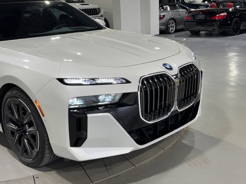 Used 2023 BMW i7 xDrive60 w/ Executive Package 2 AWD/4WD image 12