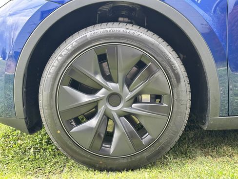 Used 2025 Tesla Model Y Long Range AWD/4WD image 14