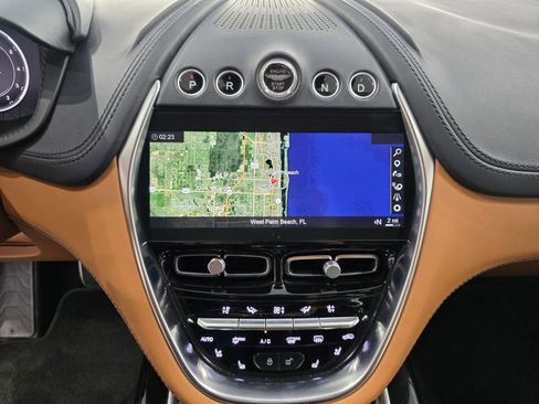 Used 2021 Aston Martin DBX image 13