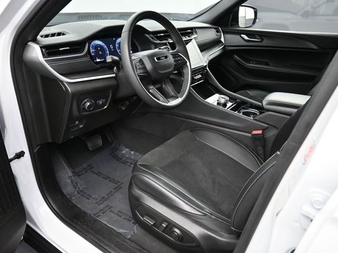 Used 2023 Jeep Grand Cherokee L Laredo image 2