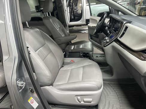 Used 2018 Toyota Sienna XLE Premium image 29