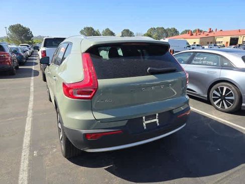 Used 2025 Volvo XC40 B5 Plus image 5