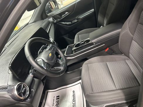 Used 2025 Chevrolet Equinox LT AWD/4WD image 2