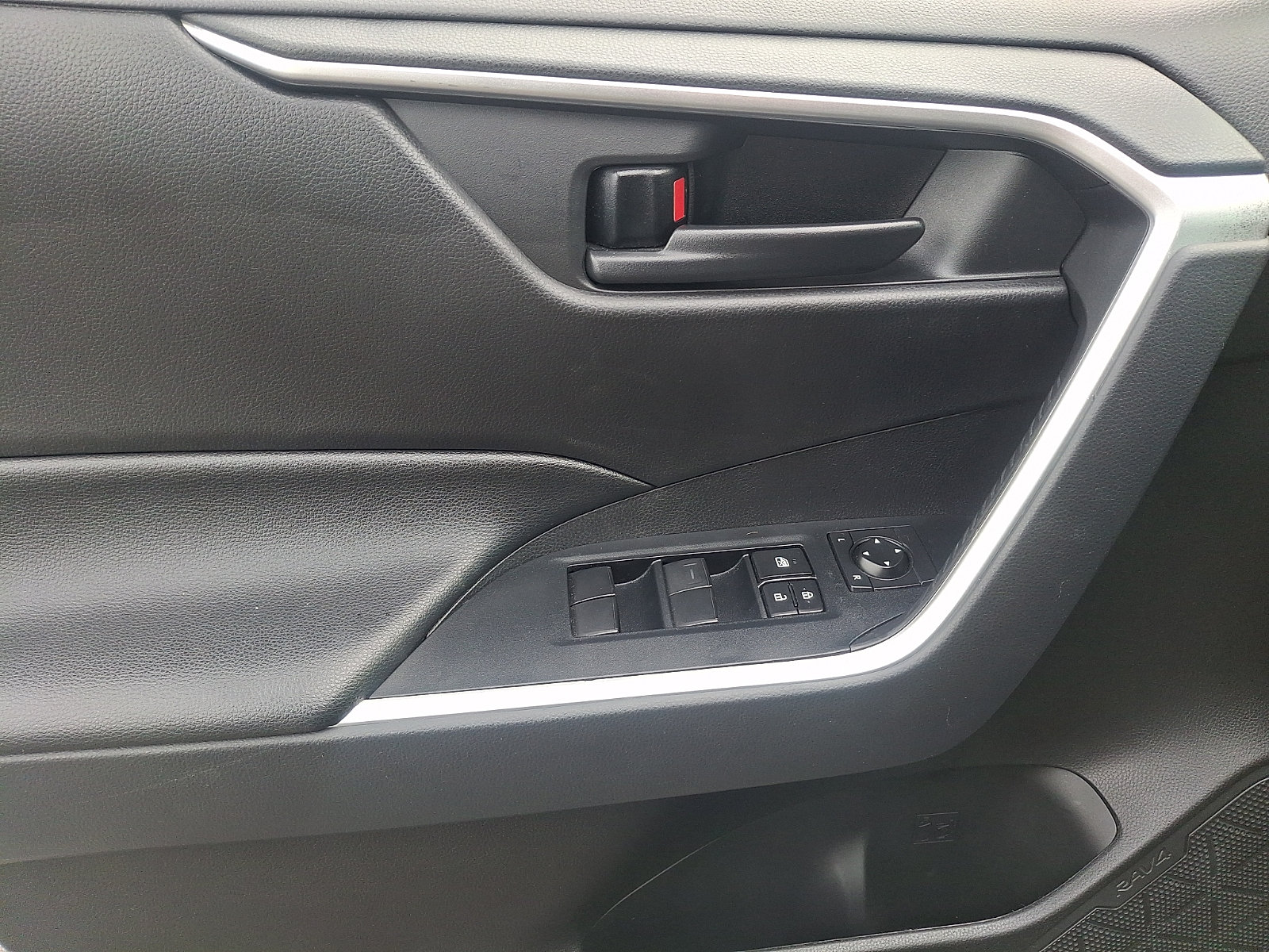 Used 2021 Toyota RAV4 LE AWD/4WD image 12