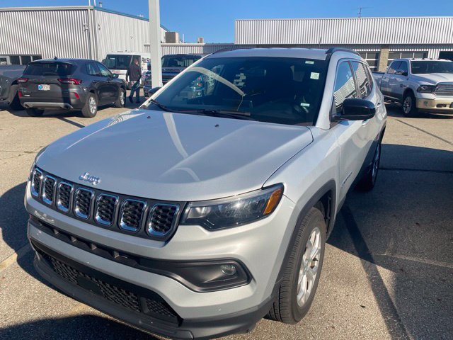 Used 2024 Jeep Compass Latitude AWD/4WD image 2