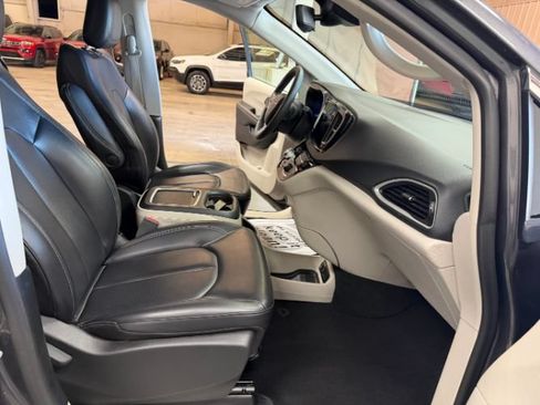 Used 2023 Chrysler Pacifica Touring-L FWD image 32