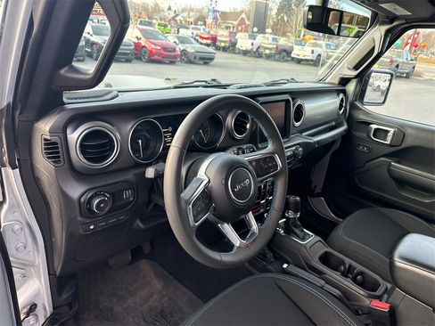 Used 2023 Jeep Wrangler Unlimited Rubicon 4xe image 7