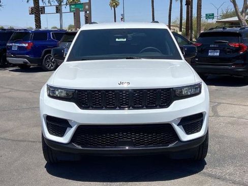 Used 2023 Jeep Grand Cherokee Altitude AWD/4WD image 3