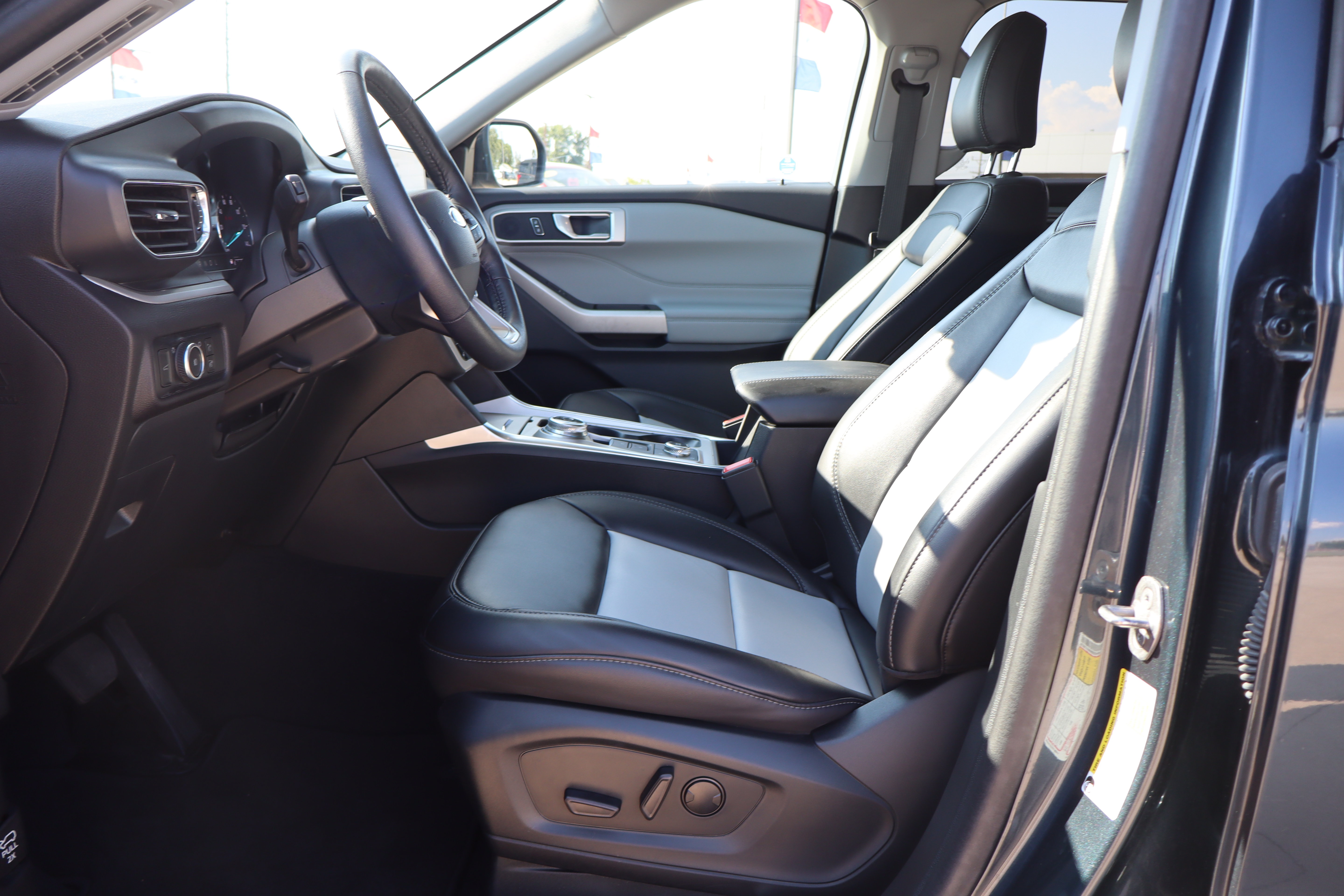 Used 2024 Ford Explorer XLT w/ Equipment Group 202A AWD/4WD image 10