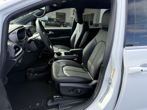 New 2026 Chrysler Pacifica Select image 14