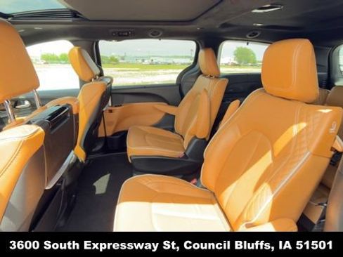 Used 2023 Chrysler Pacifica Pinnacle FWD image 26