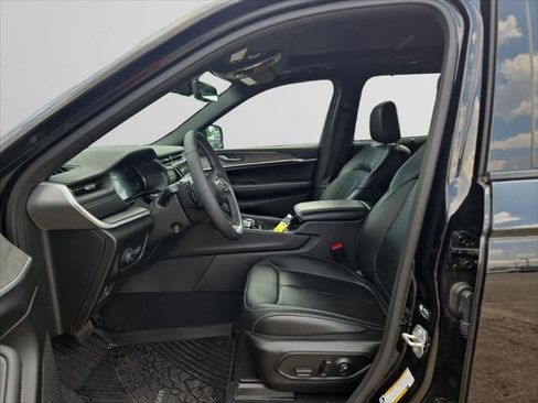 Certified 2025 Jeep Grand Cherokee Limited w/ Luxury Tech Group II RWD image 9