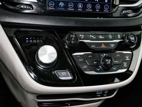 Used 2019 Chrysler Pacifica Touring-L Plus w/ Advanced Safetytec Group image 21