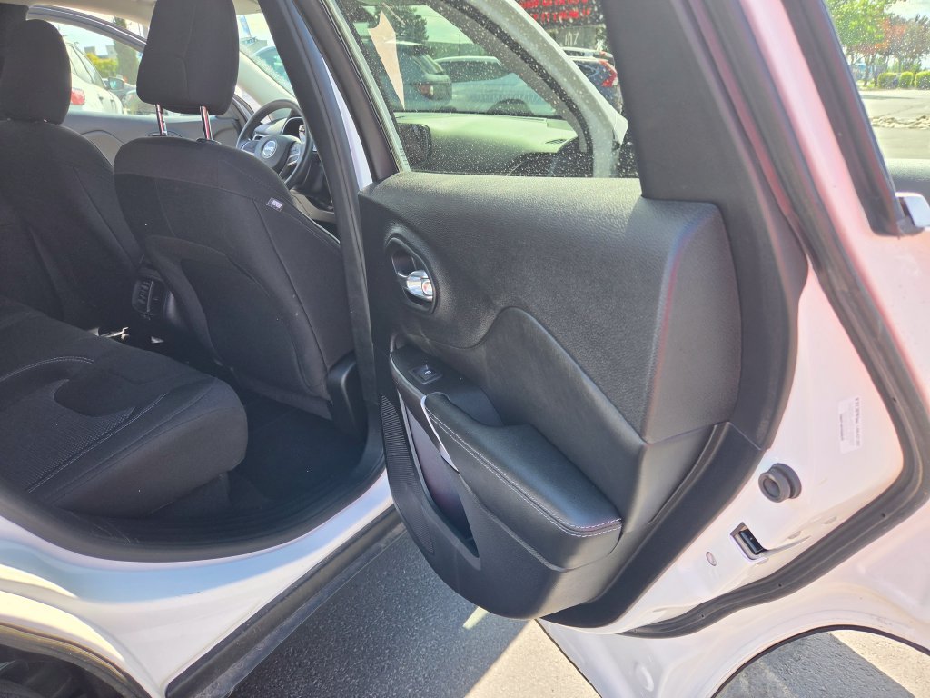 Used 2019 Jeep Cherokee Latitude w/ Popular Appearance Group AWD/4WD image 16