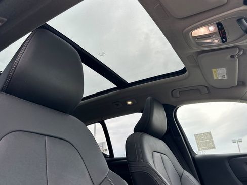 Used 2025 Volvo XC40 B5 Plus image 17