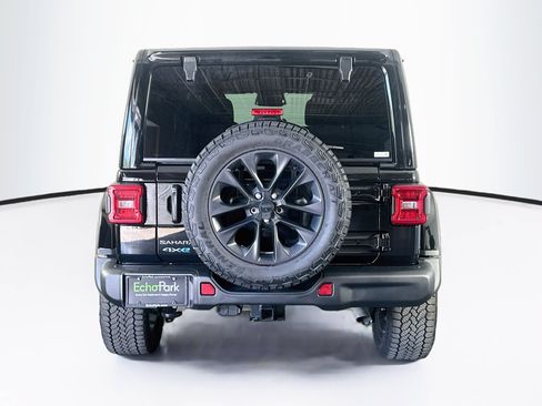 Used 2025 Jeep Wrangler Unlimited Sahara AWD/4WD image 7