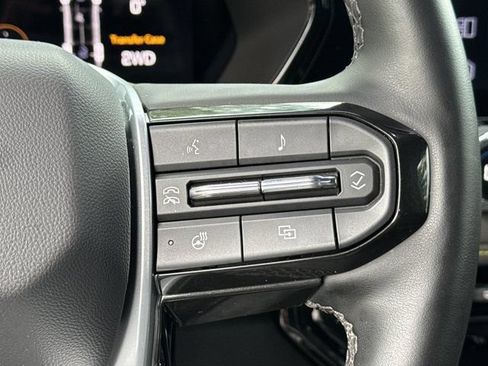 Used 2025 Chevrolet Colorado ZR2 w/ Technology Package AWD/4WD image 28