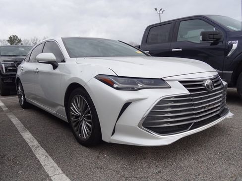 Used 2019 Toyota Avalon Limited image 1