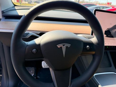 Used 2023 Tesla Model Y Performance image 11