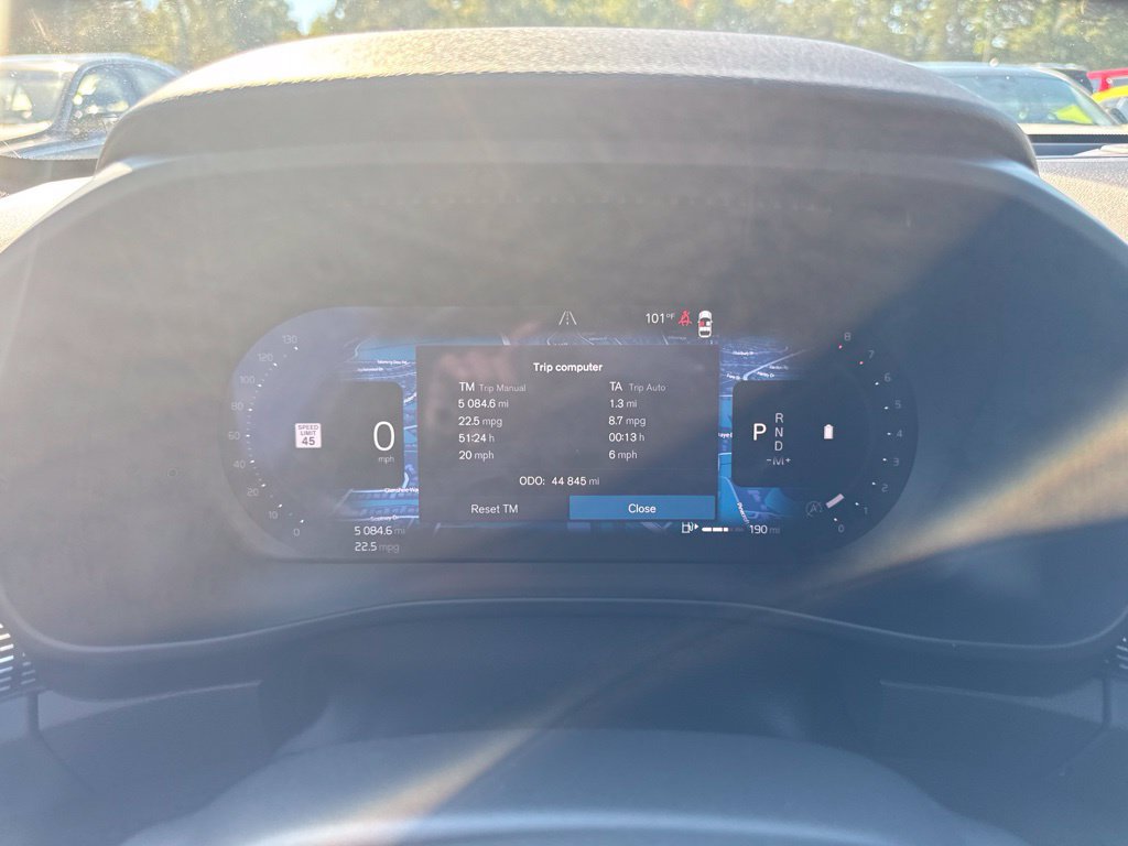 Used 2025 Volvo XC40 B5 Plus AWD/4WD image 23