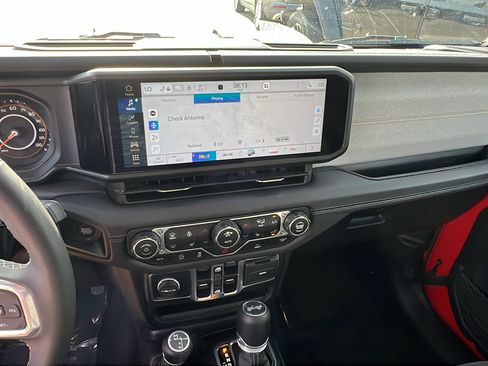 Used 2025 Jeep Wrangler Sahara image 30