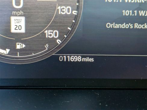 Used 2024 Land Rover Defender 90 X-Dynamic SE image 32