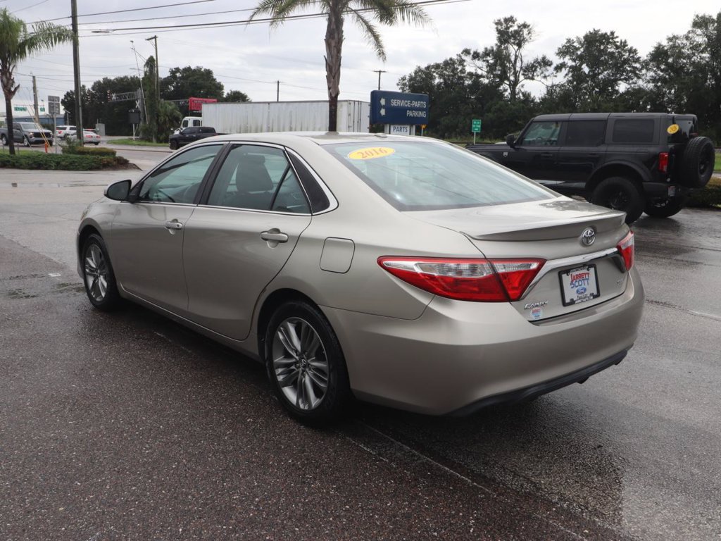 Used 2016 Toyota Camry SE w/ Moonroof Package FWD image 8