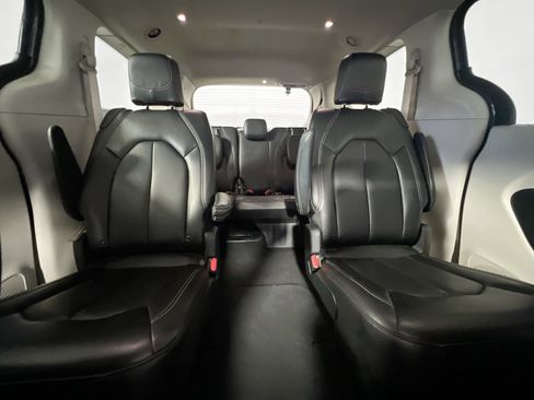 Used 2023 Chrysler Pacifica Touring-L image 33