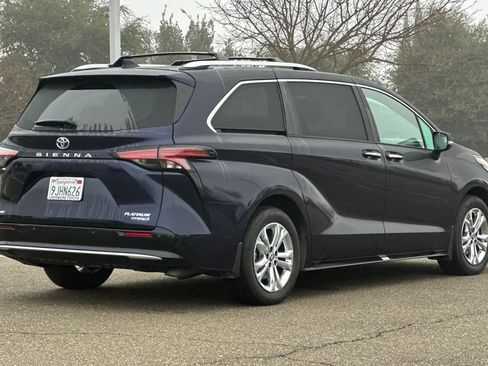 Used 2023 Toyota Sienna Platinum image 4