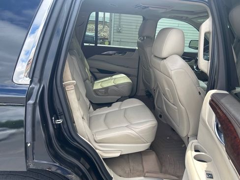 Used 2015 Cadillac Escalade Luxury AWD/4WD image 12