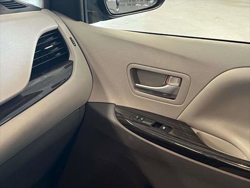 Used 2018 Toyota Sienna XLE image 33
