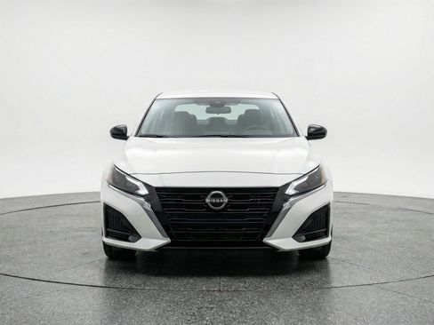 Used 2025 Nissan Altima 2.5 SV FWD image 2