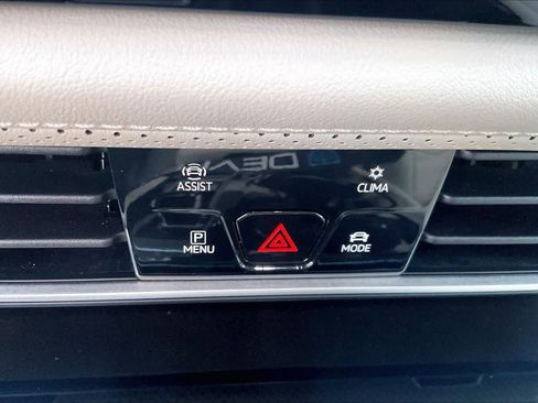 Used 2024 Volkswagen Atlas SE FWD image 32
