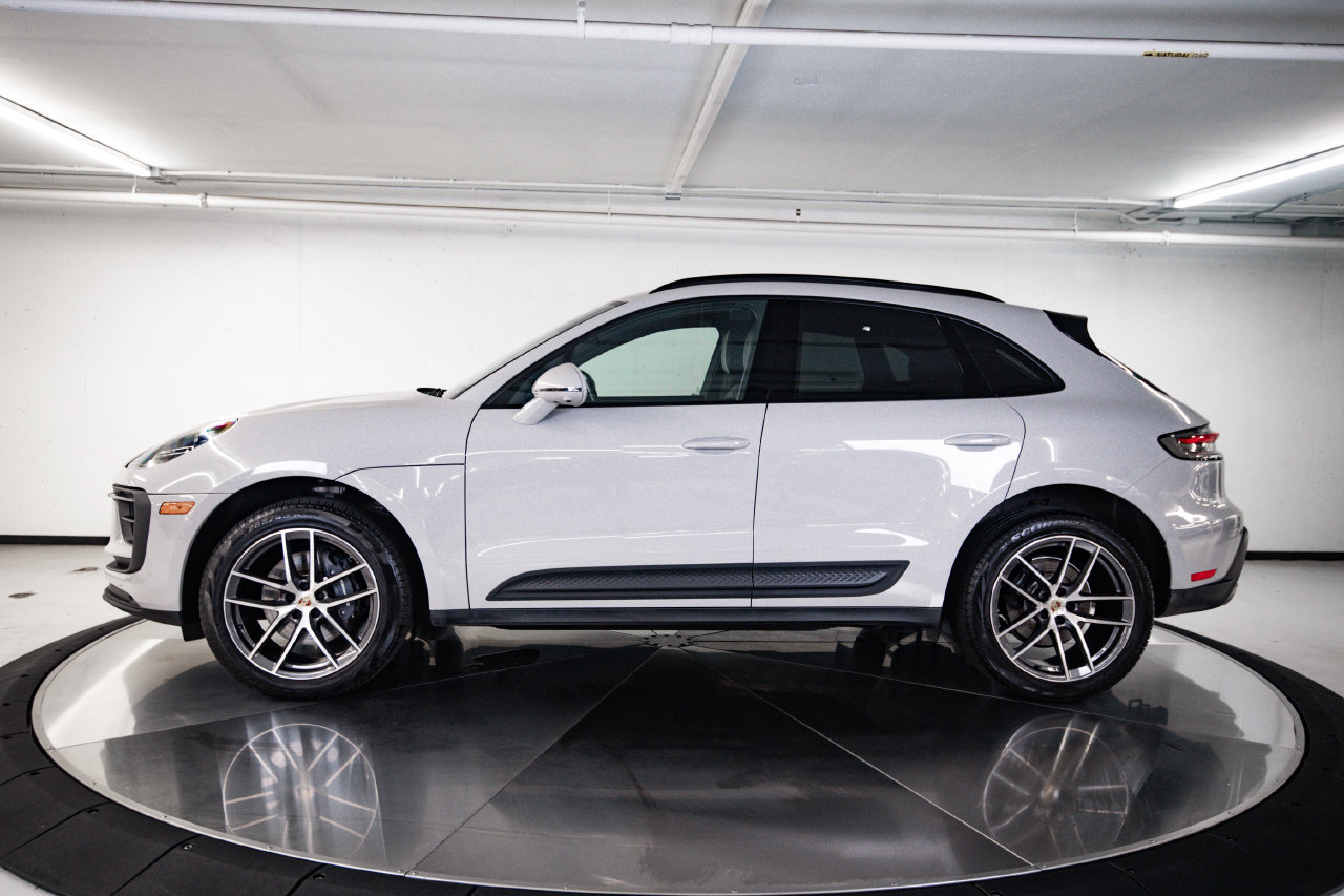 Certified 2024 Porsche Macan AWD/4WD image 2