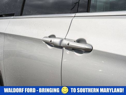 Used 2024 Chrysler Pacifica Touring-L image 17