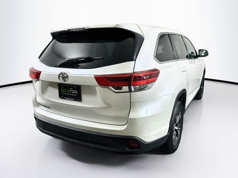Used 2019 Toyota Highlander LE FWD image 9