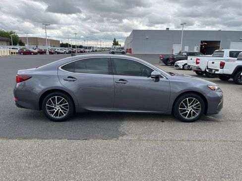 Used 2017 Lexus ES 350 w/ Navigation System Package image 4