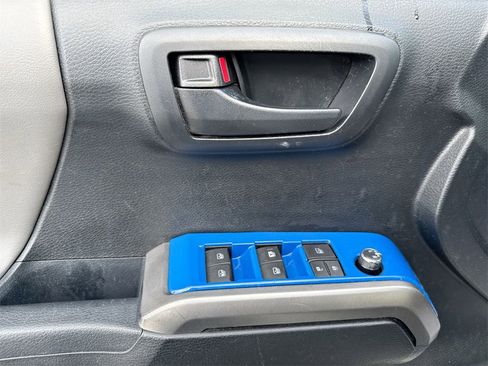 Used 2016 Toyota Tacoma SR5 image 20